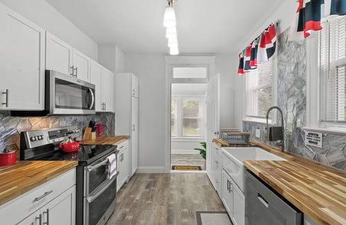 St. Louis House | Short Stay Chateau near Airport, Hospitals, & HWYs