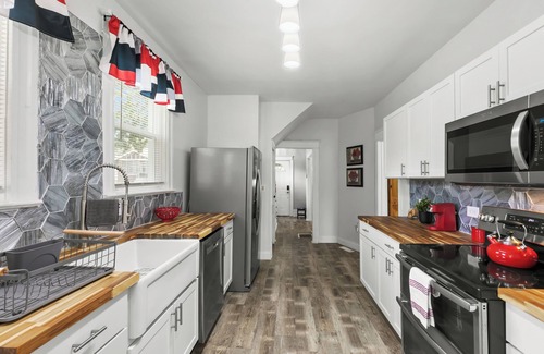 St. Louis House | Short Stay Chateau near Airport, Hospitals, & HWYs