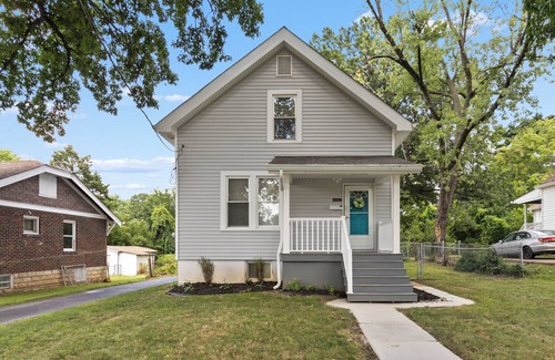St. Louis House | Short Stay Chateau near Airport, Hospitals, & HWYs