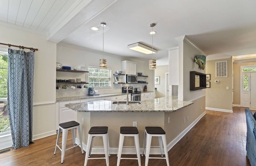 Isle of Palms House | Short Stays! Family Beach Spot! Dog Friendly! Steps to the BEACH!