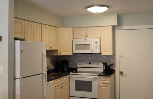 Folly Field Condo | Short Walk to the Beach - Poolside Condo - Fiddler's Cove