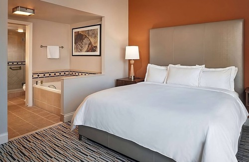 Las Vegas Hotel | Short Walk to Adventure Dome Theatre Park | Relaxing Room w/Full Kitchen