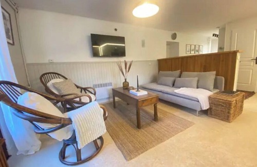 La Perriere Apartment | Short Walk to Gondola and Thermals!