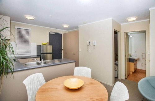Mount Maunganui Apartment | Short walk to Surf, Harbour, Mt. Base Track & Cafes