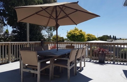 Havelock North House | Short walk to the village