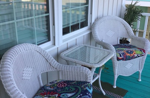 Holden Beach Cottage | Short walk to the beach Dog friendly too! Docking for boaters!