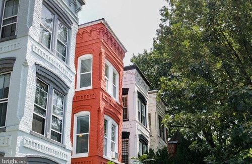 Near Northeast Apartment | Short Walk to Union Station and Supreme Court - Capitol Hill Apt.