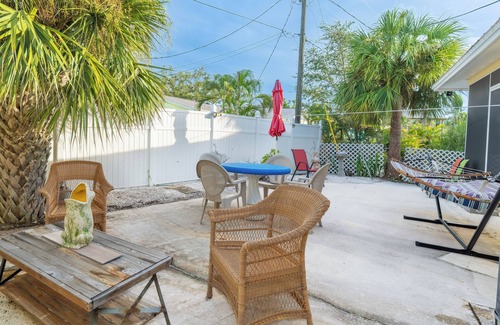 Fort Myers Beach House | 🌅Short Walk to Beach - Great Location - Beach Haven North 122🌅