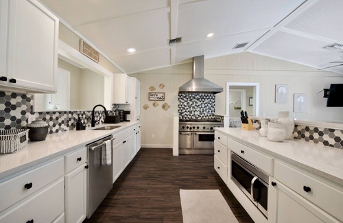 Mid Island House | Short Walk to the Beach - 4BR Shell Bound