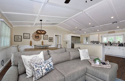 Mid Island House | Short Walk to the Beach - 4BR Shell Bound