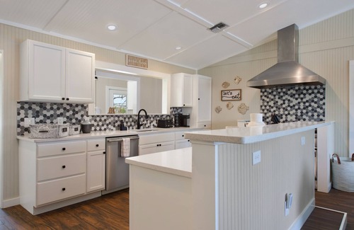 Mid Island House | Short Walk to the Beach - 4BR Shell Bound