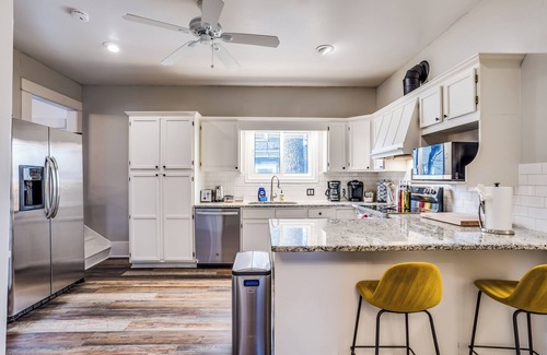 College Hill House | Short Walk to Wesley Hospital - 3 Beds W/W&D!