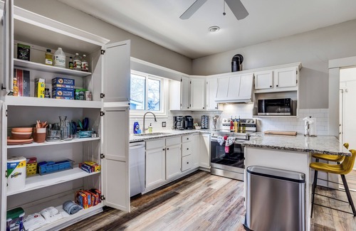 College Hill House | Short Walk to Wesley Hospital - 3 Beds W/W&D!