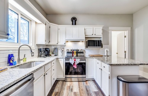 College Hill House | Short Walk to Wesley Hospital - 3 Beds W/W&D!