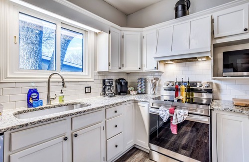 College Hill House | Short Walk to Wesley Hospital - 3 Beds W/W&D!