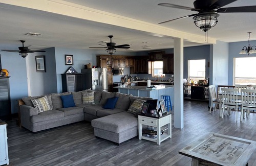 Hackberry House | Shotgun Point Lodge on the Channel. Great for large groups and families.