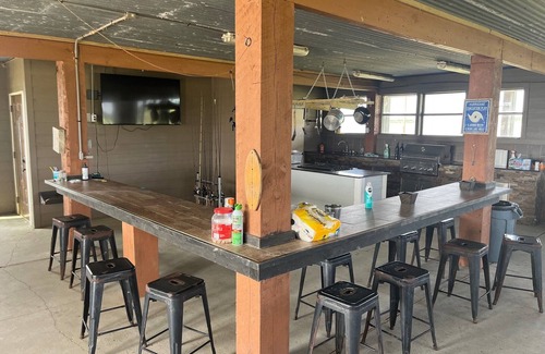 Hackberry House | Shotgun Point Lodge on the Channel. Great for large groups and families.