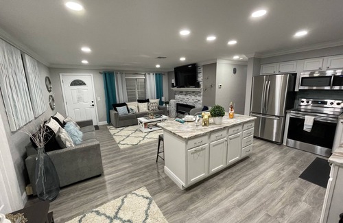 Seminole House | SHOW STOPPER! HEATED POOL, UPDATED HOME 2 MILES TO BEACH! 3 KING BEDS! 4BD 2BA