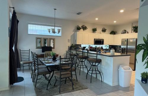 Sunset Lakes House | Shrek's Hideout! - 5 min from Disney!