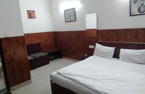 Azadpur Hotel | Shri Sai Guest House