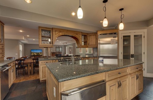 Black Bart House | Shuffleboard Table, Spa, Pool Table, Foosball, 5 mins to Heavenly, Lake, Casinos: Black Bart Estate