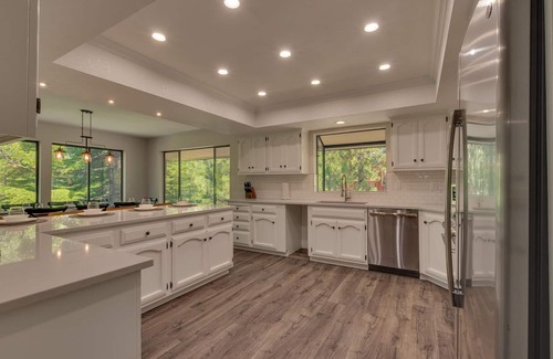 Country Club Estates House | Shuffleboard Table, Golden Tee & Pac Man Arcades, Foosball, Spa + 7mins to Lake – TreeHouse Estate