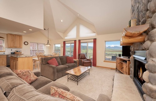 Fraser Condo | Shuttle Route + Private Garage - Amazing Views of Byers Peak - Pet Friendly, Washer/Dryer
