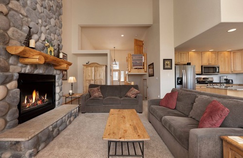 Fraser Condo | Shuttle Route + Private Garage - Amazing Views of Byers Peak - Pet Friendly, Washer/Dryer