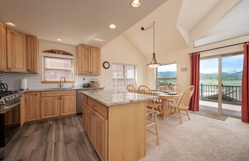 Fraser Condo | Shuttle Route + Private Garage - Amazing Views of Byers Peak - Pet Friendly, Washer/Dryer