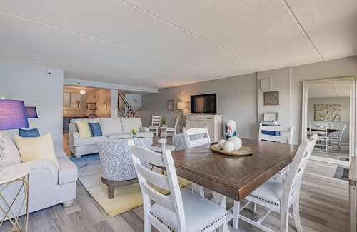 Naples Condo | Side by Side Condos for two groups, sleeping 12.Together but with your own units