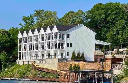 Mid America House | Side-by-Side Lake Hamilton Homes w/Dock, Pool