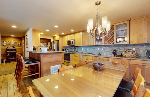 Mammoth Lakes Condo | Sierra Megeve 7 Deluxe Remodeled Condo, Just A Short Walk To Canyon Lodge by RedAwning