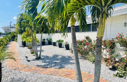 Indian Beach Sapphire Shores Hotel | Siesta Inn Sarasota - Indian Beach