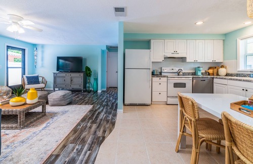 Vamo House | #Siestakeying new designer 1-story bungalow 5 mi. to Siesta Key beach