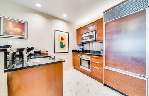 Las Vegas Hotel | Signature 1BRM Balcony Suite by Jet Luxury
