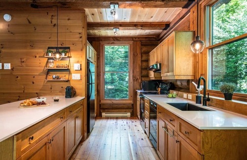 Lac-Superieur Ski Chalet | Signature Chalet | Spa, Sauna & Fireplace at Eko59