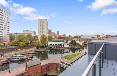 The Westside Apartment | Signature Suite: City Centre | Canal | Pool & Snooker Table | Netflix -Sleep 7