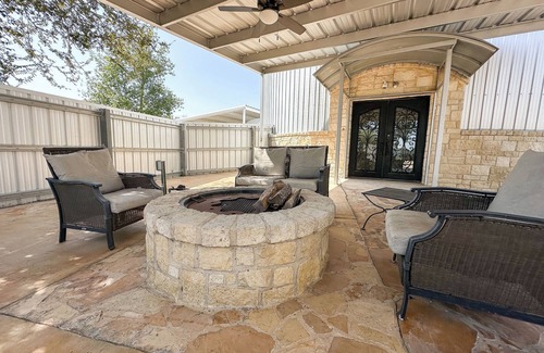 Hondo House | Silo House in the country with a pool! Hunters welcome!