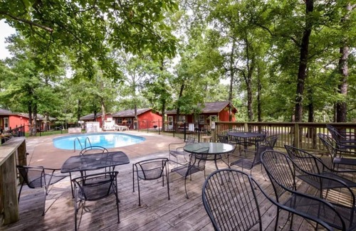 Indian Point Cottage | Silver Dollar City, 1 Mile - Table Rock Lake View - Woodsy - Foxfire Resort