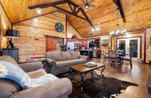 Broken Bow Cabin | Silver Linings · Honeymoon Cove: Daybed + Fire Pit Swings & Hot Tub
