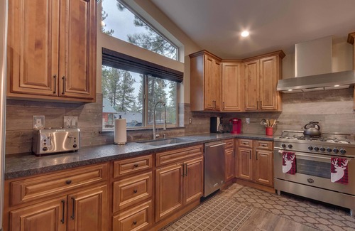 Y Area House | Silver Pines - Ski or Summer 30+ day home