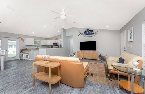 Englewood East Apartment | Silver Sands on Magee – Pet-Friendly Englewood Escape