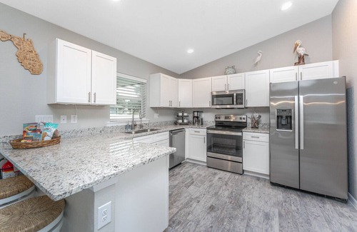 Englewood East Apartment | Silver Sands on Magee – Pet-Friendly Englewood Escape
