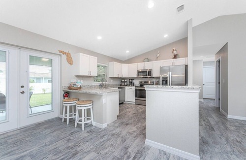 Englewood East Apartment | Silver Sands on Magee – Pet-Friendly Englewood Escape