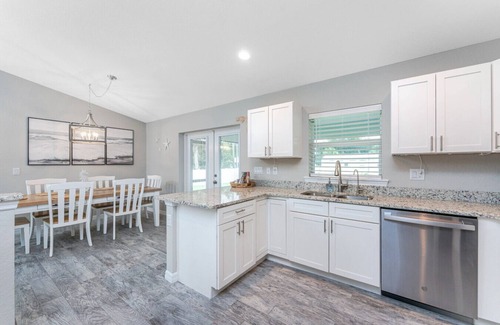 Englewood East Apartment | Silver Sands on Magee – Pet-Friendly Englewood Escape