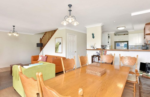 Rothbury Cottage | Silver Springs (4br) Cottage, with Wifi, Views, Olives and Space