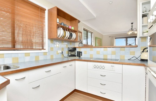 Rothbury Cottage | Silver Springs (4br) Cottage, with Wifi, Views, Olives and Space