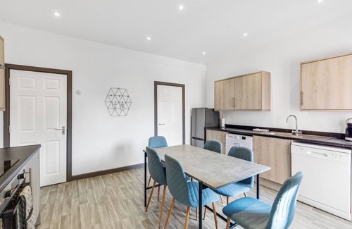 Church Gresley House | Silver Stag Properties, Ensuite 5 BR House