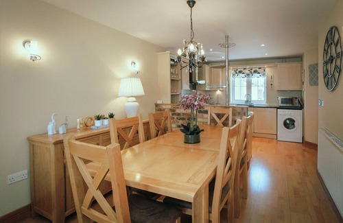 Eastbourne House | Silver Strand - stunning marina views, stylish design, parking & 3 bathrooms!