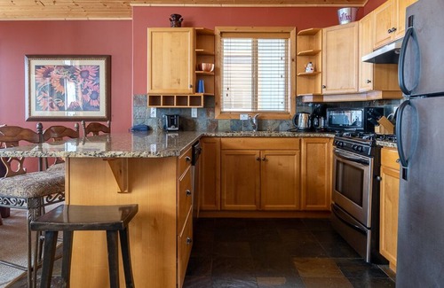 Snow Pine Estates Ski Chalet | Silver Tip Chalet, direct ski in/ski out to Serwas, Private hot tub, fireplace